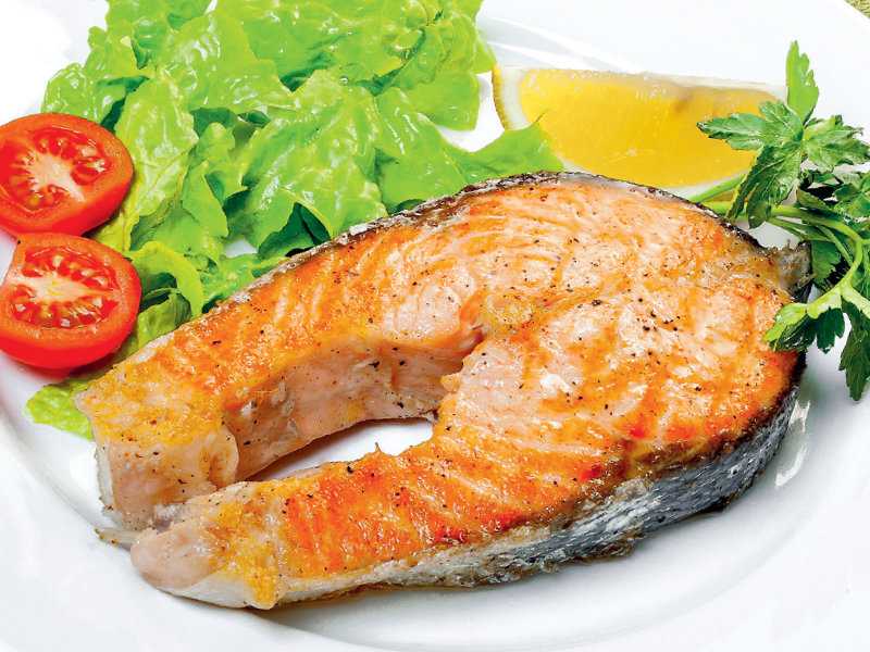 Соковитий запечений лосось з овочевим салатом